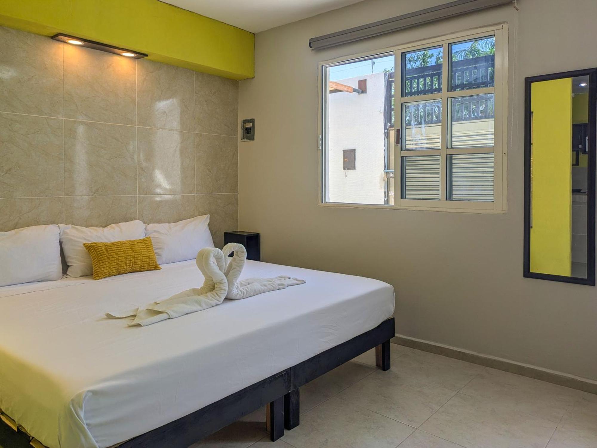 B3 Romantic Beachside Escape Paris Theme Memory Foam King Bed Kitchen Ac Playa del Carmen