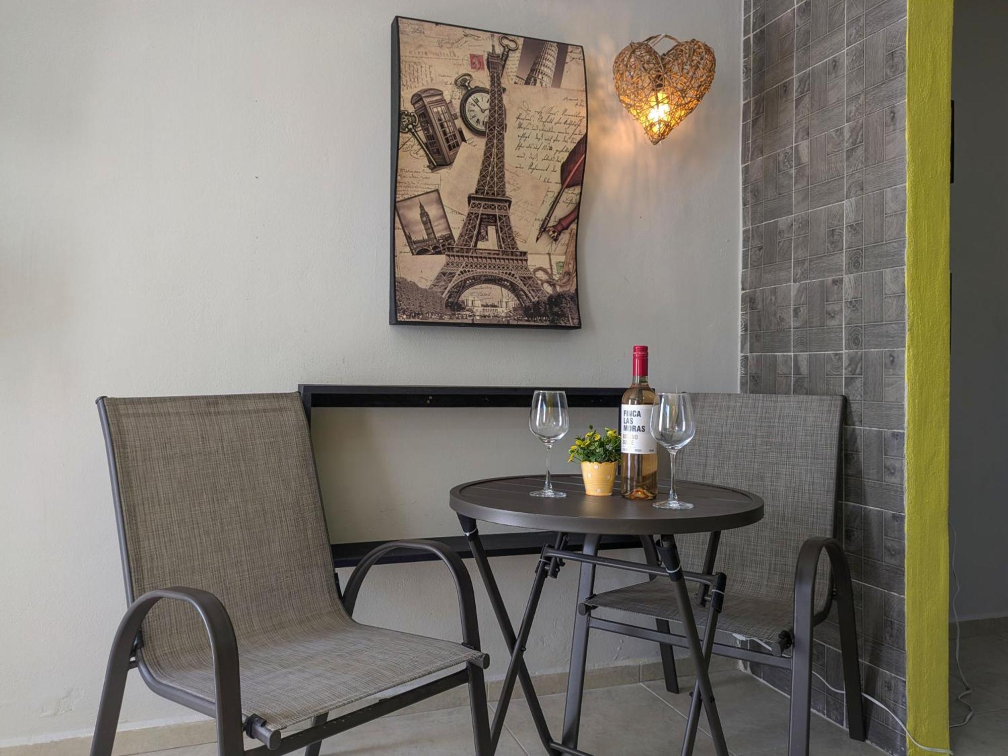 Apartamento B3 Romantic Beachside Escape Paris Theme Memory Foam King Bed Kitchen Ac Playa del Carmen